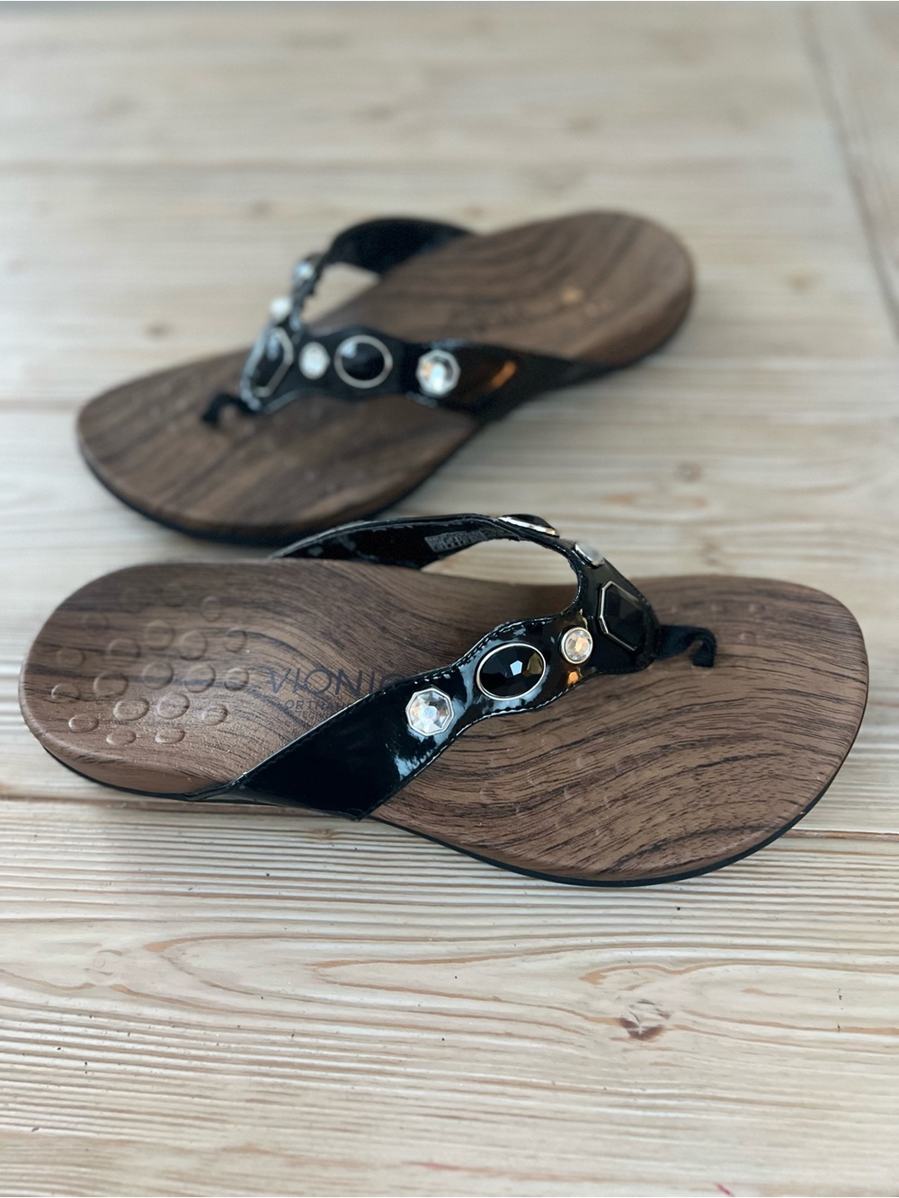 Vionic Size 10 Jeweled Black Patent Thong Sandals Wood Look Footbed